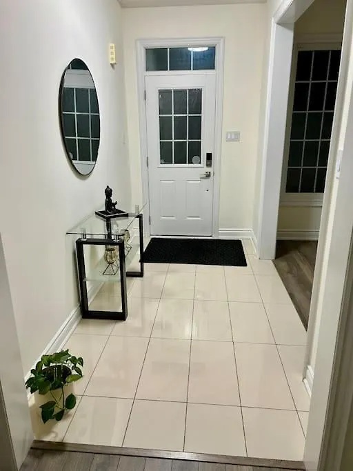 Homestay Beautiful Family Suites - Master Bedroom Niagara Falls