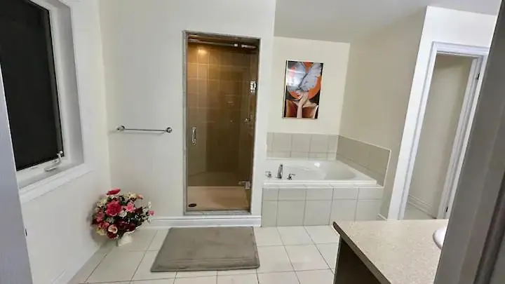 Homestay Beautiful Family Suites - Master Bedroom Niagara Falls Canada