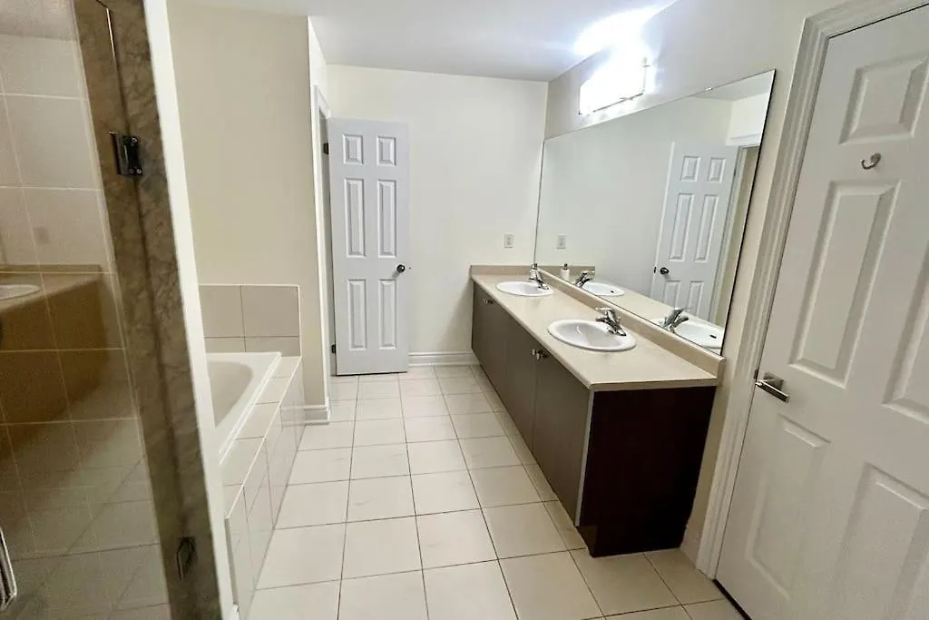 Beautiful Family Suites - Master Bedroom Niagara Falls