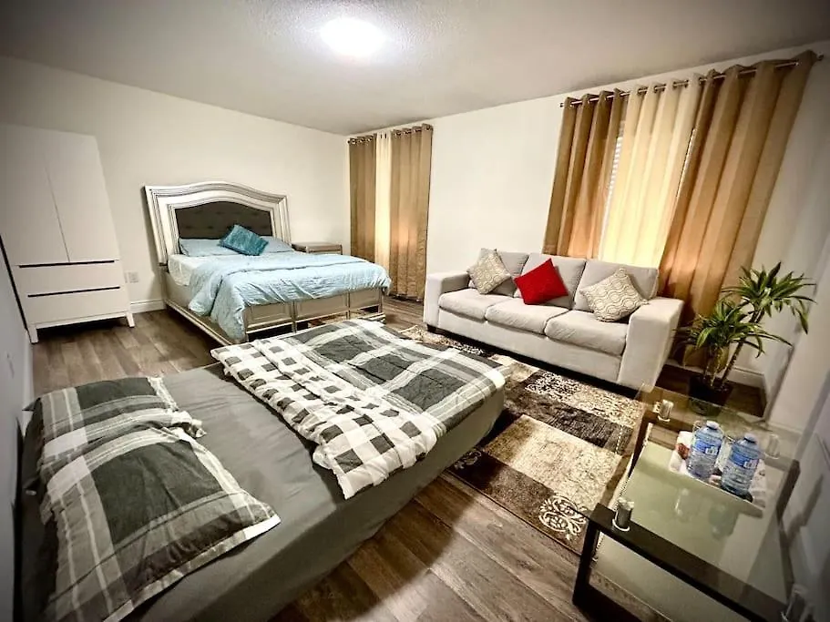 Beautiful Family Suites - Master Bedroom Niagara Falls Homestay