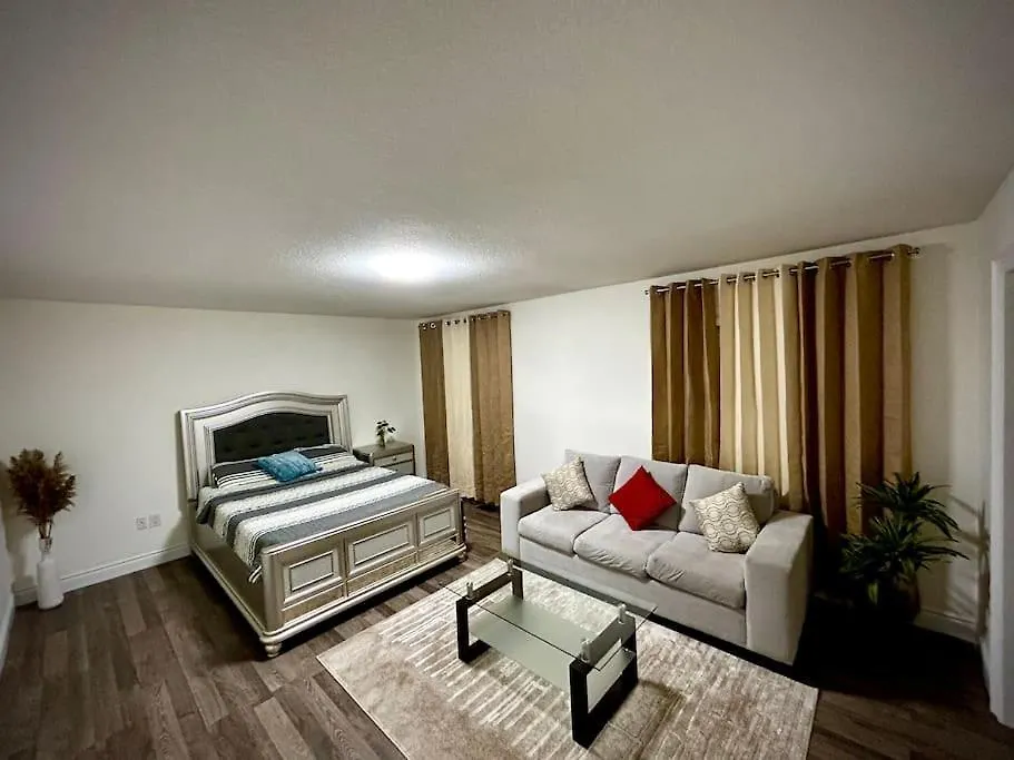 Homestay Beautiful Family Suites - Master Bedroom Niagara Falls Canada