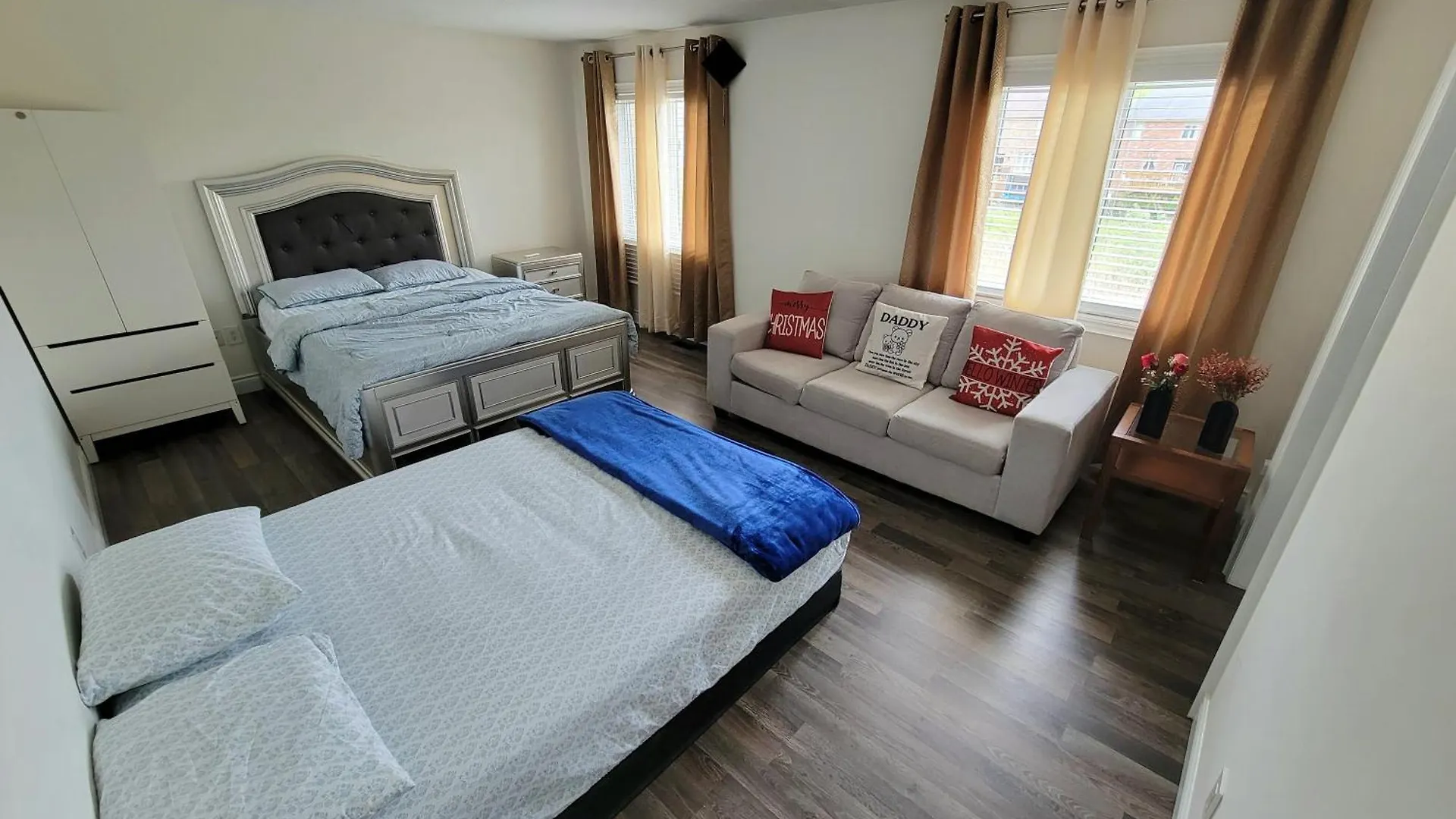 Beautiful Family Suites - Master Bedroom Niagara Falls Homestay
