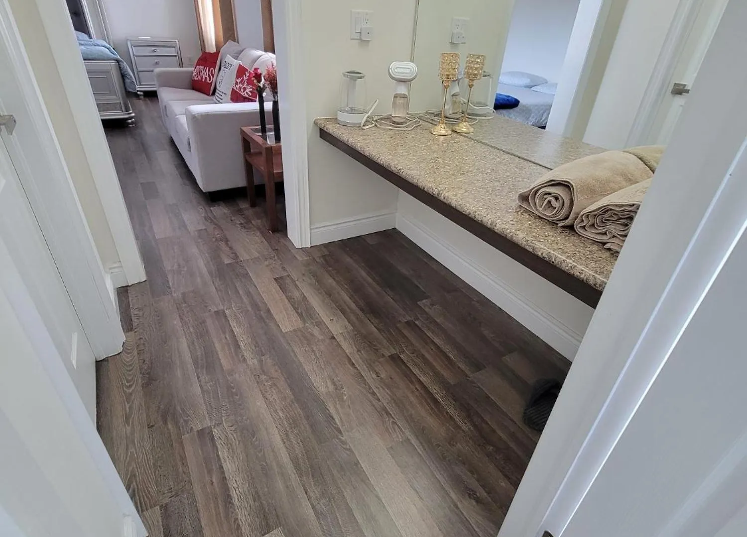 Beautiful Family Suites - Master Bedroom Niagara Falls Homestay